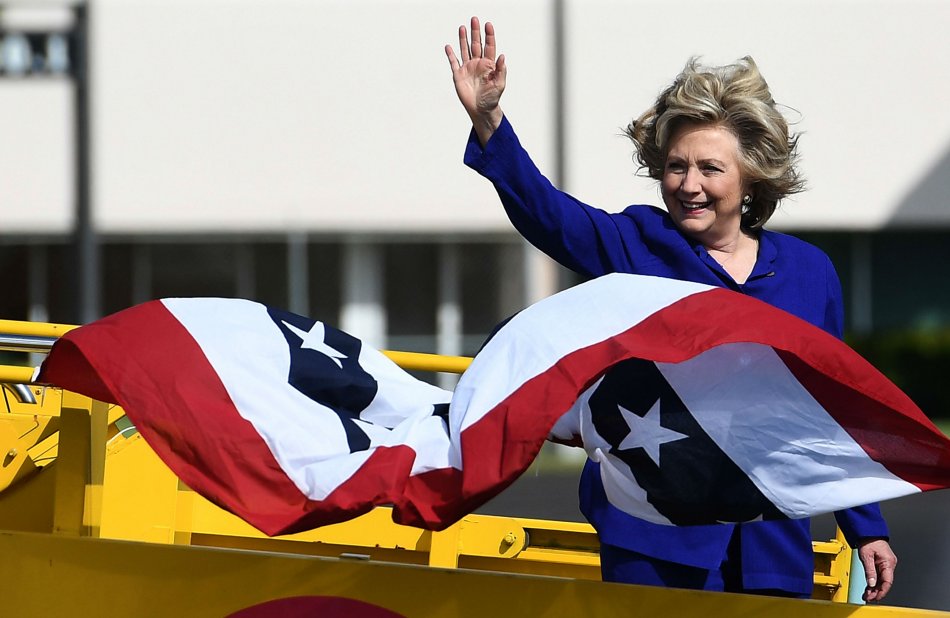 La candidata presidencial demócrata Hillary Clinton durante su gira para buscar el voto latino. / AFP