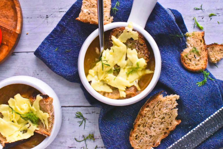 Así se prepara una deliciosa sopa de cebolla