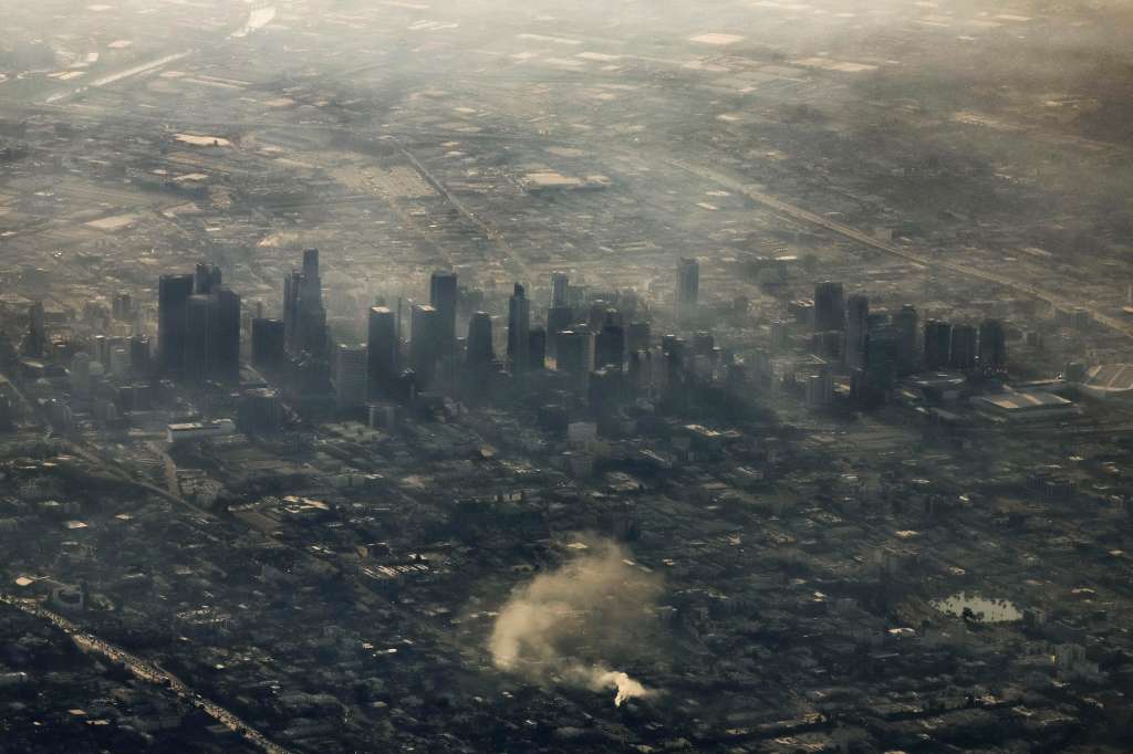 Los Angeles (United States), 04/11/2024.- An aerial view shows the buildings in downtown Los Angeles shrouded by smoke from multiple wildfires in Los Angeles, California, USA, 10 January 2025. Multiple wildfires are continuing to burn across thousands of acres in Southern California, destroying thousands of homes and forcing people to evacuate areas throughout the Los Angeles area. According to the California Governor'Äôs office, more than 7,500 firefighting and emergency personnel are involved in response efforts. (incendio forestal) EFE/EPA/CAROLINE BREHMAN