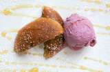Almojábanas al horno bañadas con sirope de canela y helado de feijoa