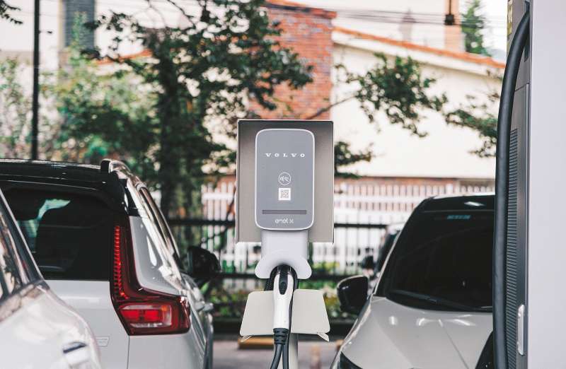 Los vehículos eléctricos comienzan a masificarse en diversos países del mundo, mientras que la lucha contra el cambio climático desestimula la demanda de combustibles fósiles.
