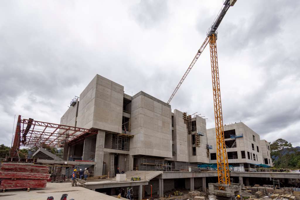 La construcción inició en octubre de 2020 y los expertos aseguran que arquitectónicamente representa una nueva era de las artes en la Facultad en el campus de la Sede Bogotá, dado que cuenta con espacios modernos, abiertos y que han utilizado concreto y acabados de primera calidad, que reducen el peso de la obra.