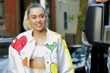 Hermana de Myley Cyrus la escupió mientras cantaban juntas