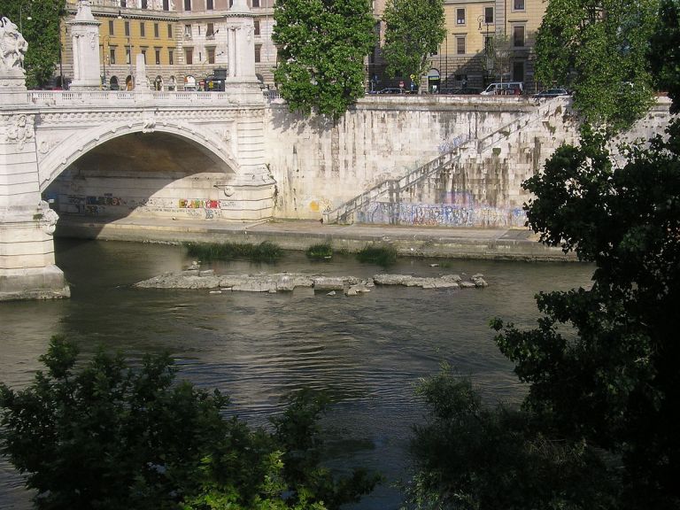 El histórico puente que dejó al descubierto la sequía en Italia
