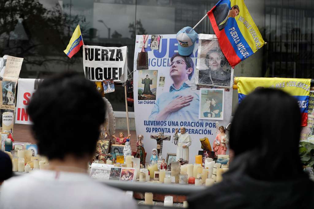 BOG400. BOGOTÁ (COLOMBIA), 06/07/2025.- Personas oran en un altar improvisado frente a la Fundación Santa Fe, lugar donde permanece hospitalizado el senador colombiano Miguel Uribe Turbay, este domingo en Bogotá (Colombia). Un mes después del atentado contra el senador y aspirante presidencial colombiano Miguel Uribe Turbay, quien sigue hospitalizado en estado grave, Colombia continúa sin conocer los motivos del ataque que estremeció al país y despertó una oleada de solidaridad y rechazo a la violencia. EFE/ Carlos Ortega