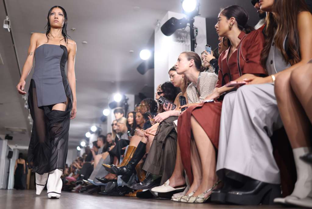 London (United Kingdom), 17/09/2023.- Models present creations on the J E Cai runway show during London Fashion Week in London, Britain, 17 September 2023. London Fashion Week runs 15 to 19 September 2023. (Moda, Reino Unido, Londres) EFE/EPA/NEIL HALL
