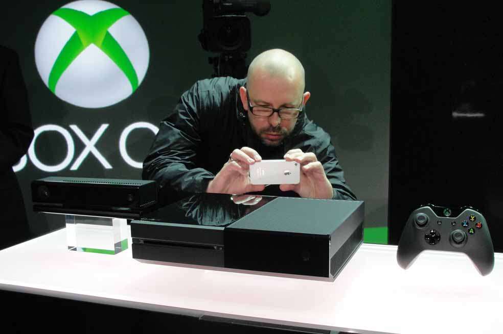 Xbox One tendrá comandos de voz y de movimiento, cámara de alta definición y conexión con el servicio de TV interactiva. / AFP