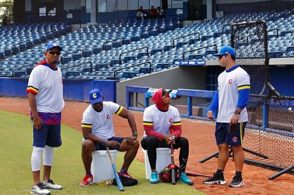 La selección colombiana de béisbol, dirigida por el mánager José Mosquera Crisson (der.), se estaba preparando para la Copa América en Barranquilla.