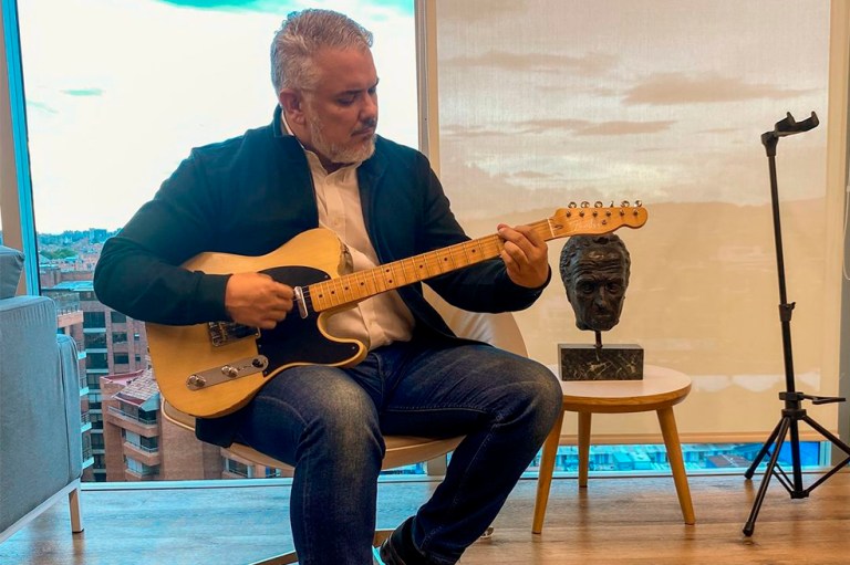 Iván Duque demostró su nueva faceta como DJ. Así le fue tocando en evento privado