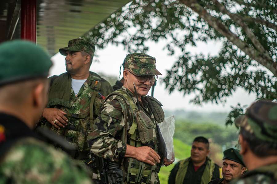 El comandante conocido como ‘Iván Mordisco’ lidera el EMC-FARC, aparece rodeado de combatientes en una reunión en abril en el departamento colombiano de Caquetá.