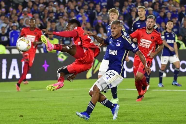 Ever Valencia, de América, intenta rematar un centro en el área de Millonarios.