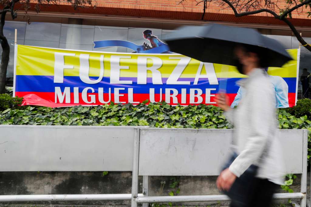 BOG400. BOGOTÁ (COLOMBIA), 06/07/2025.- Una persona pasa junto a un altar improvisado frente a la Fundación Santa Fe, lugar donde permanece hospitalizado el senador colombiano Miguel Uribe Turbay, este domingo en Bogotá (Colombia). Un mes después del atentado contra el senador y aspirante presidencial colombiano Miguel Uribe Turbay, quien sigue hospitalizado en estado grave, Colombia continúa sin conocer los motivos del ataque que estremeció al país y despertó una oleada de solidaridad y rechazo a la violencia. EFE/ Carlos Ortega