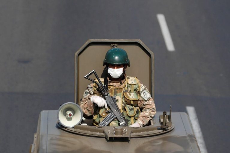Perú exime de responsabilidad penal a militares que patrullan el país por coronavirus