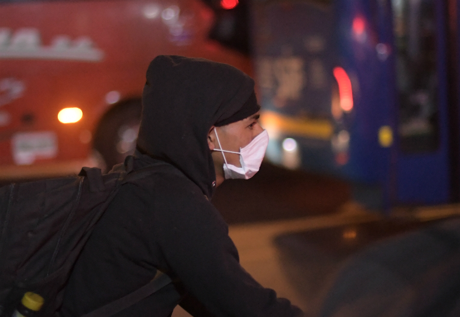 Aunque los biciusuarios de la zona transitan con bufandas, máscaras y tapabocas, pocos lo hace por la calidad del aire. Como ellos, pocos en la zona saben por qué se declaró la alerta naranja. / Fotos: Gustavo Torrijos - El Espectador.