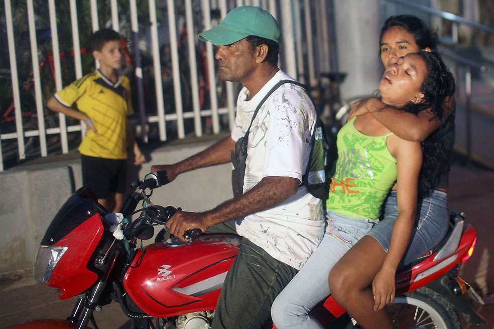 Más de 250 niñas han presentado desmayos y otros síntomas transitorios en El Carmen de Bolívar. / AFP