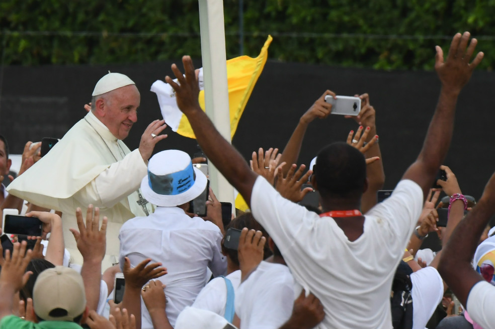 Se estima que 6,8 millones de personas asistieron a los servicios religiosos del papa Francisco en Colombia. / AFP