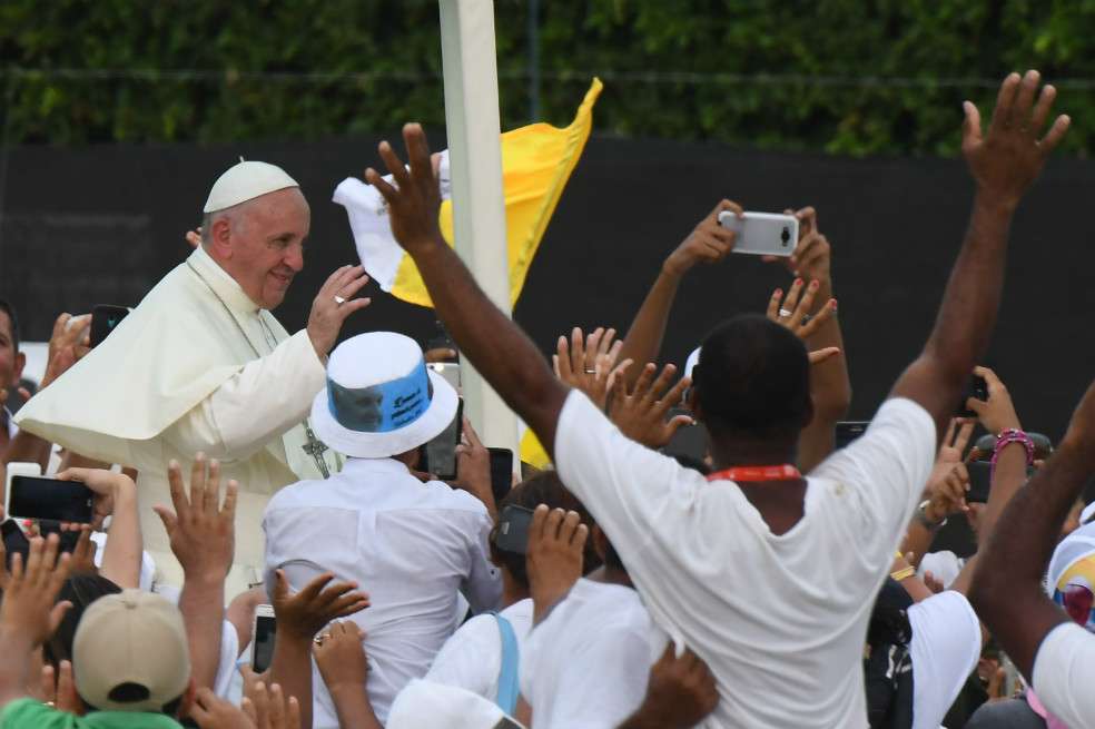Se estima que 6,8 millones de personas asistieron a los servicios religiosos del papa Francisco en Colombia. / AFP