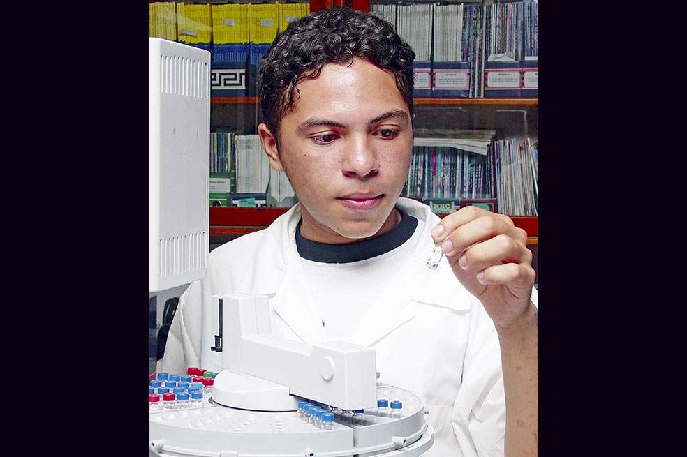 El investigador científico Miguel Antonio Leyva, en el año 2006, cuando se disponía a viajar a Rusia. El Tiempo