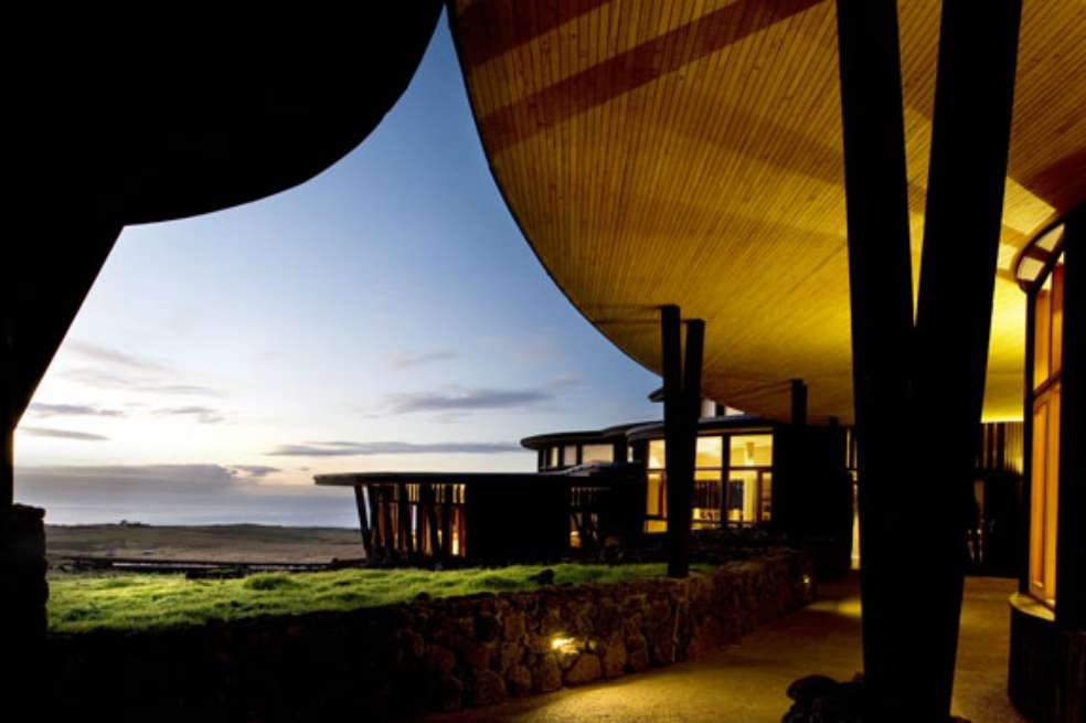 Sus habitaciones no poseen aire acondicionado, su personal de servicio está conformado por habitantes de la isla, posee una granja de cerdos y gallinas para el consumo en el hotel y genera programas de educación en la conservación del medio ambiente en la comunidad.