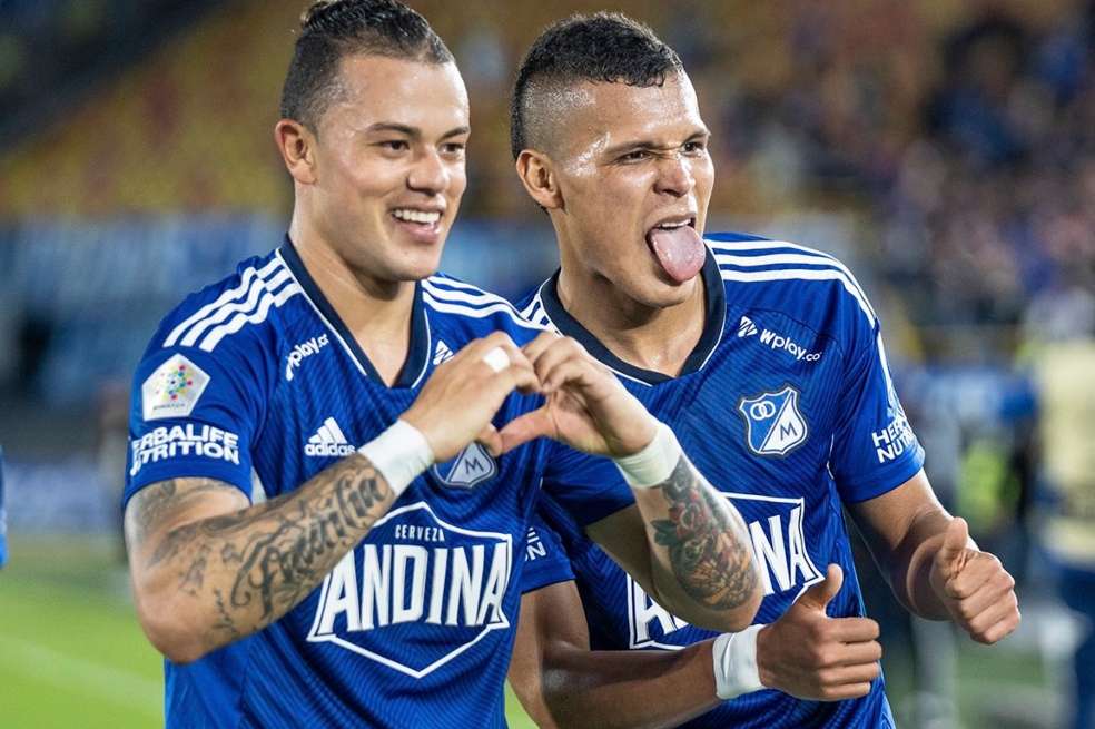 Leonardo Castro (Izq.) y Luis Paredes celebran el gol de la victoria de Millonarios sobre Boyacá Chicó, en El Campín.