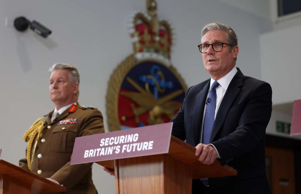 LONDON (United Kingdom), 22/05/2025.- British Prime Minister Keir Starmer (R), accompanied by General Sir Jim Hockenhull (L), speaks during a press conference at Northwood military base in west London, Britain, 22 May 2025. The UK government has announced plans to proceed with the Chagos Islands deal following a legal challenge at the High Court. (Reino Unido, Londres) EFE/EPA/ANDY RAIN / POOL