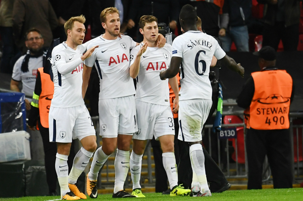 El defensor colombiano Dávinson Sánchez (d), de 21 años, celebra uno de los goles que anotó Harry Kane este miércoles en Wembley. / EFE