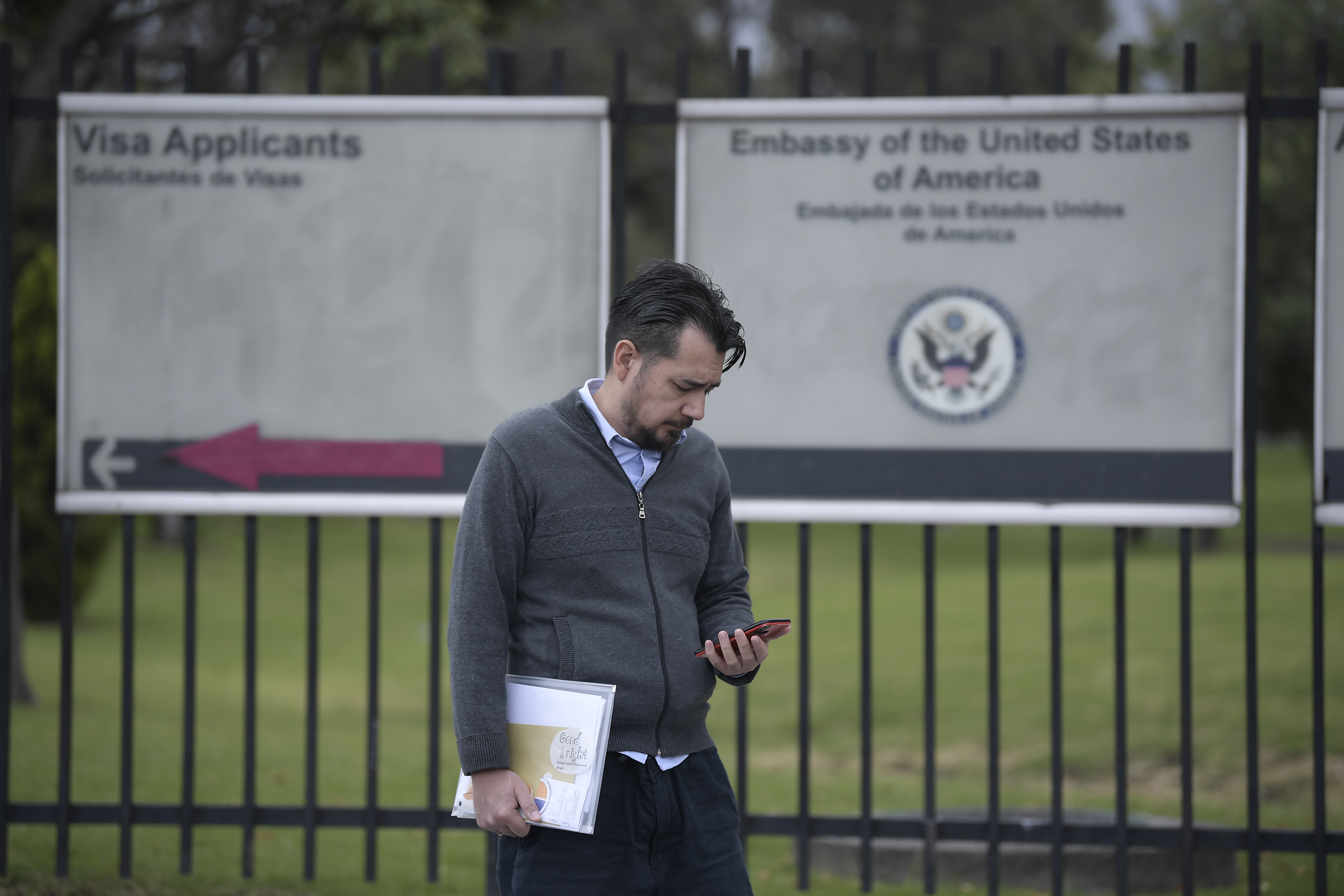 Ciudadanos colombianos, solicitantes del visado norteamericano se acercaron a la embajada para aclarar sus dudas respecto al proceso migratorio. Muchos de ellos, con la cita de visa cancelada, están a la expectativa de lo que ocurra en las próximas horas.