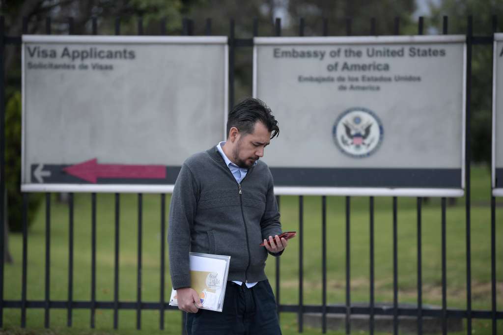 Ciudadanos colombianos, solicitantes del visado norteamericano se acercaron a la embajada para aclarar sus dudas respecto al proceso migratorio. Muchos de ellos, con la cita de visa cancelada, están a la expectativa de lo que ocurra en las próximas horas.