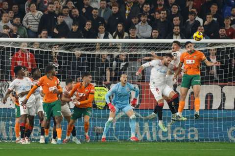 Sevilla salva un punto en casa y Valencia sigue colero de la Liga de España