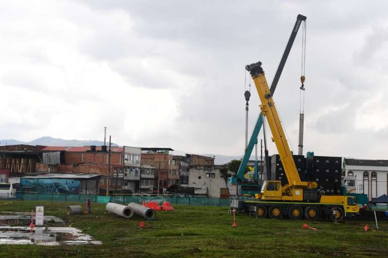 Estación 6: Sobre la avenida Primero de Mayo entre avenida Boyacá y la carrera 72c, se cercó todo el perímetro para la construcción de la estación 6.
