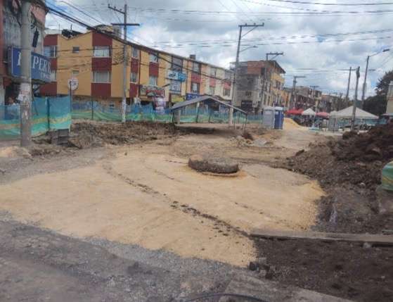 El abandono de obras que debían transformar el espacio público hoy tiene a comerciantes y residentes enfrentando un panorama de deterioro, suciedad y desorden en varias calles de Bogotá.