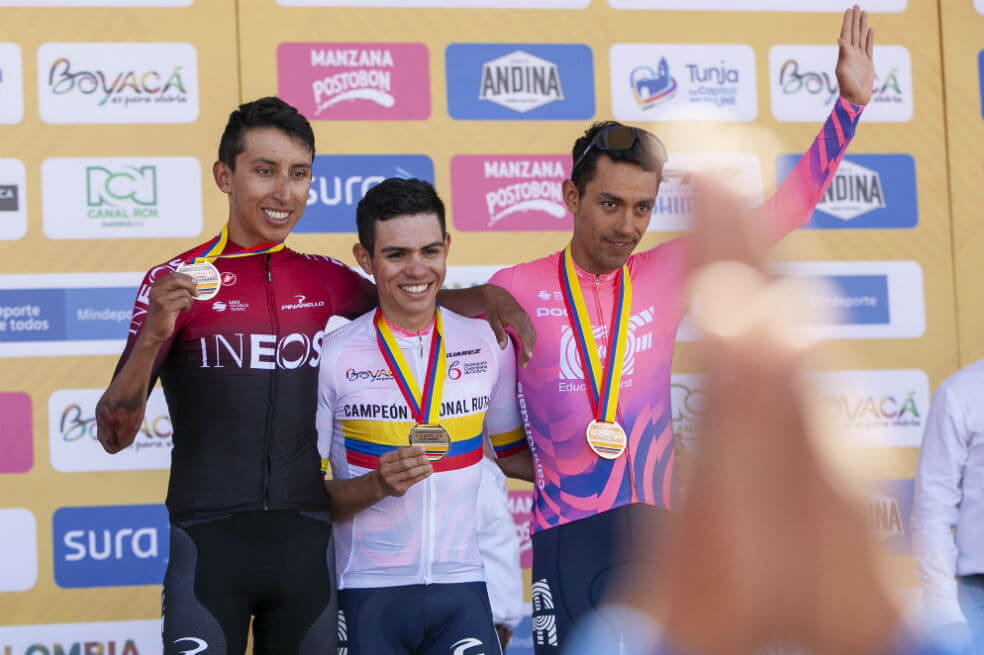 Podio de la prueba de ruta de los Campeonatos Nacionales: Higuita (centro), Egan Bernal (izqui.) y Daniel Martínez. / EFE