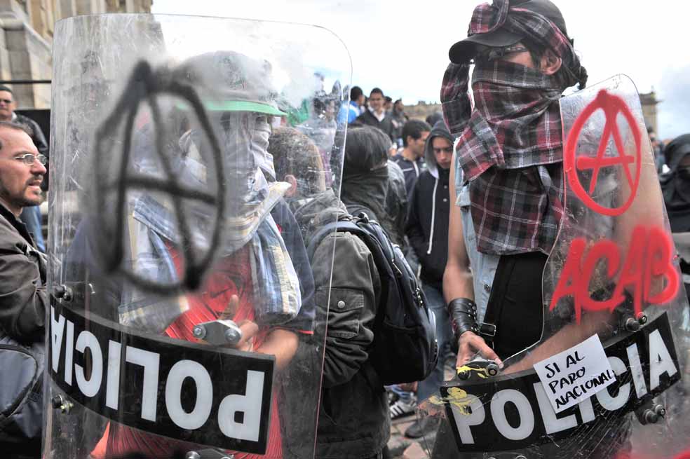 Protestantes encapuchados durante las marchas de apoyo al paro campesino en la Plaza de Bolívar en Bogotá. / Luis Ángel