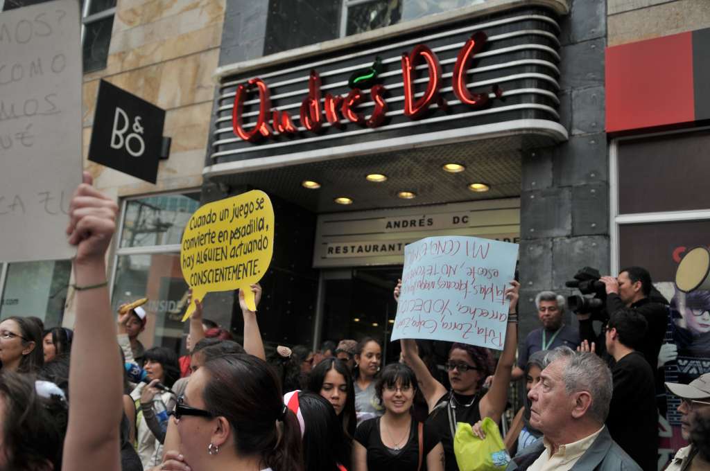 Manifestación en contra del restaurante Andrés Carne de Res, por la burla a mujeres en minifalda, luego de que una joven fue violada allí.