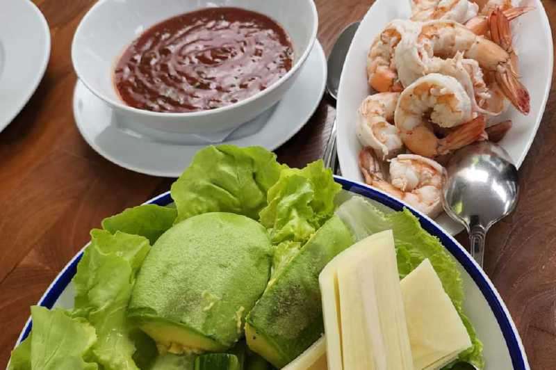 Deje los langostinos en el caldo durante unos 30 minutos, hasta que baje completamente la temperatura. Acompañe en la mesa con corazones de cogollos de lechuga, palmitos, aguacate y una salsa, que puede ser rosada, tártara, golf o mexicana. / Cortesía Harry Sasson