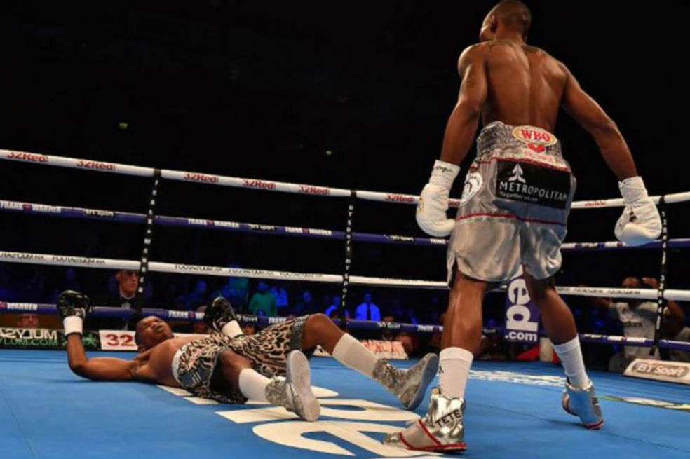 Zolani Tete ganó el combate por el título mundial de peso gallo en 11 segundos. / AFP