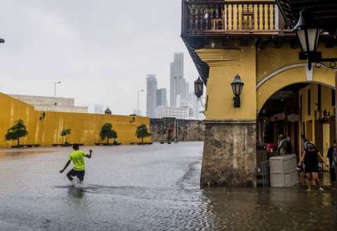 Agua y equipos médicos para apoyar a afectados por la ola invernal