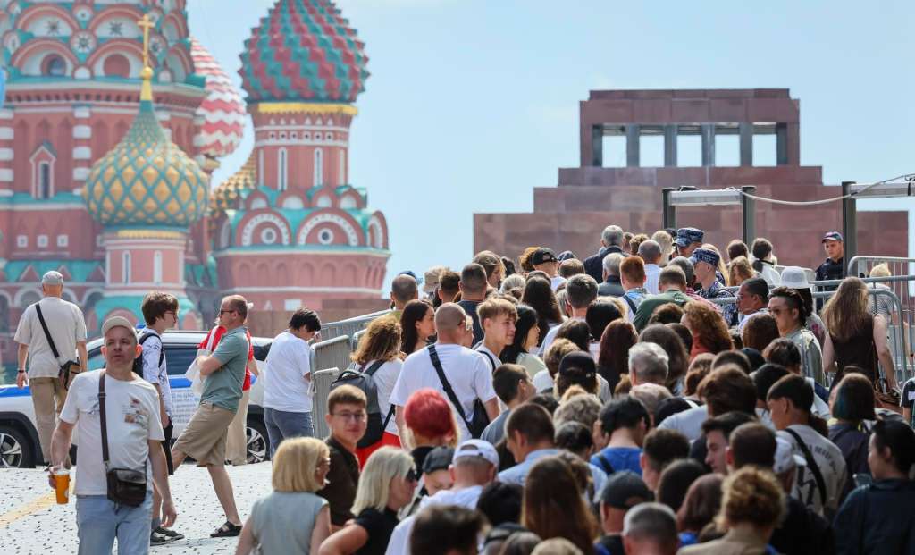 Moscow (Russian Federation), 17/07/2025.- People wait in line to visit Lenin's Mausoleum on the Red Square during the last day of its operation, in Moscow, Russia, 17 July 2025. The Federal Security Service (FSB) announced the mausoleum will be closed to visitors starting on 19 July. (Rusia, Moscú) EFE/EPA/YURI KOCHETKOV
