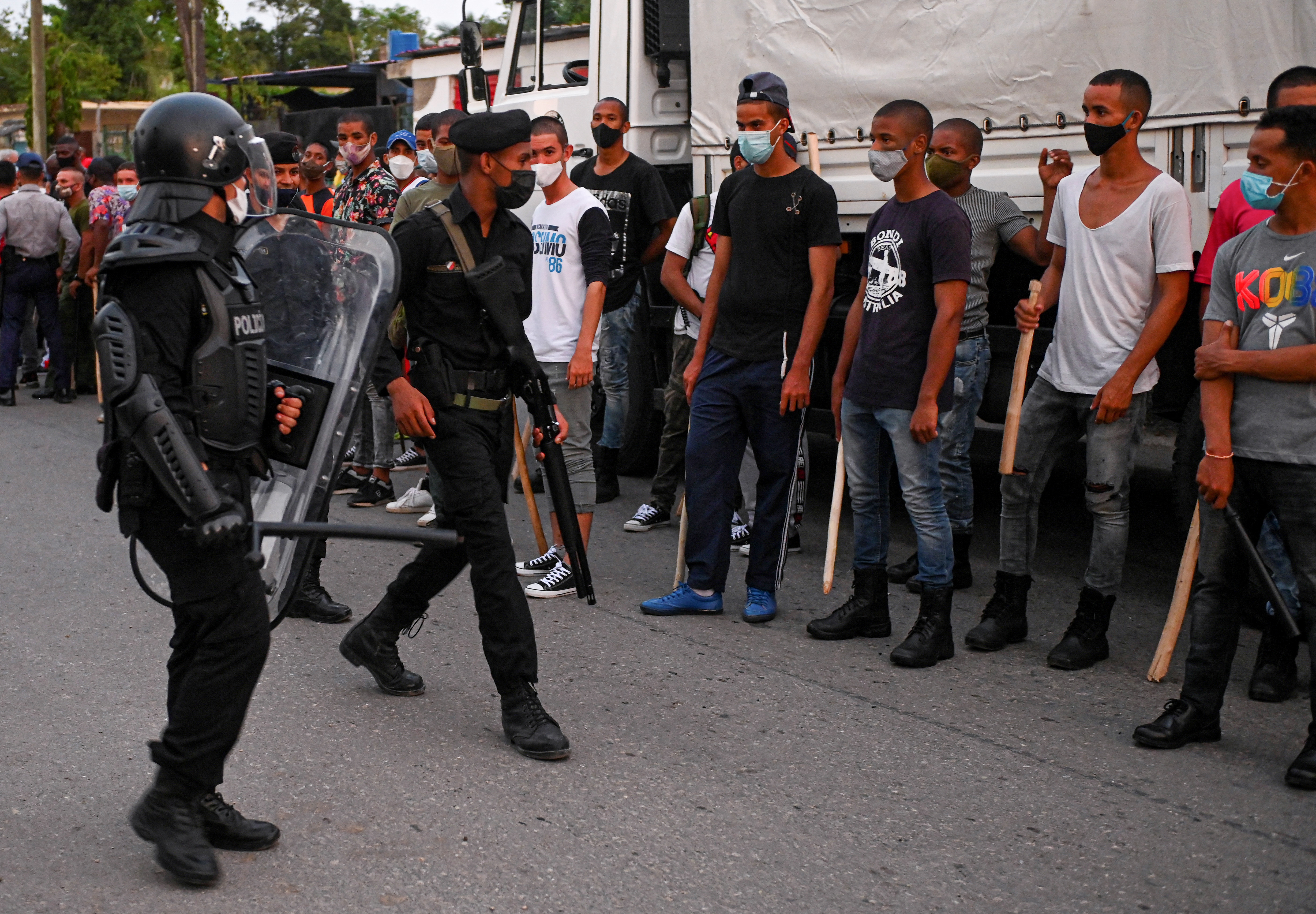 La policía antidisturbios recorre las calles luego de una manifestación contra el gobierno del presidente Miguel Díaz-Canel en el municipio de Arroyo Naranjo, La Habana el 12 de julio