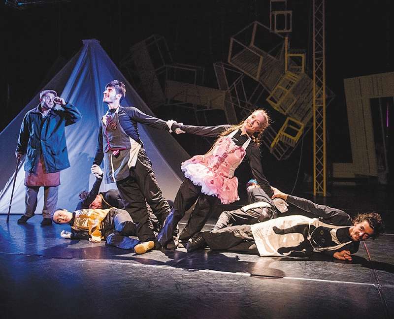 Escena de la obra "Pinnochio", de la compañía Jasmin Vardimon, Reino Unido.