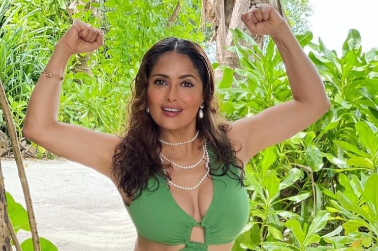 Salma Hayek luce espectacular en este provocativo vestido de lentejuelas