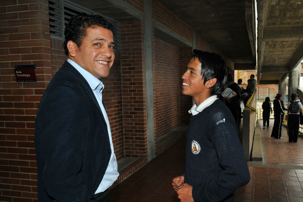 Ember Estefenn, en su papel como rector del Gimnasio Sabio Caldas, en la localidad de Ciudad Bolívar. /Archivo El Espectador