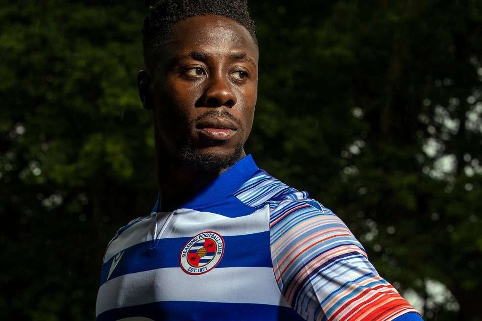 Las rayas de la camiseta muestran los cambio en la temperatura promedio en Reading a lo largo de los 151 años de existencia del Reading Football Club.