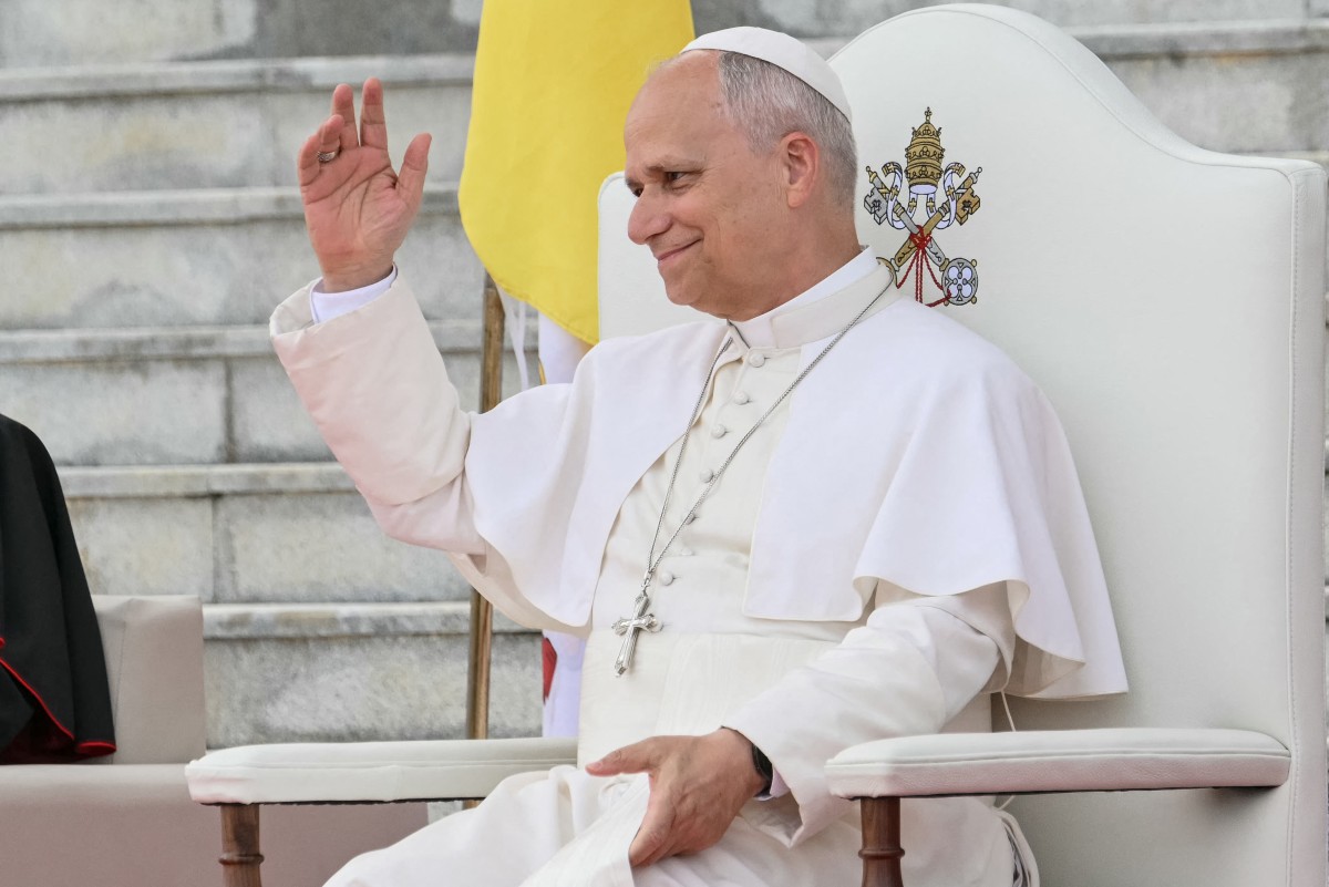 (FILES) Pope Leo XIV waves to the crowd as he arrives to meet with the World of Culture at the Leon XIV Campus of the National University in Malabo on the ninth day of an 11-day apostolic journey to Africa, on April 21, 2026.