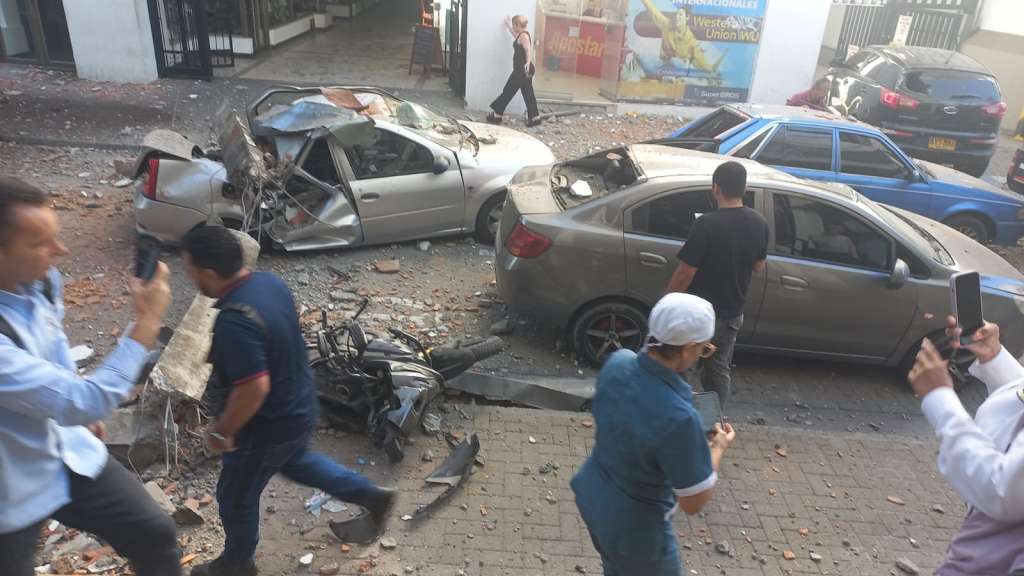 Sobre el Chevrolet Sail gris en el que iba Franklyn cayó un fragmento de concreto. Sobre un Renault, cayó una viga que lo destrozó.