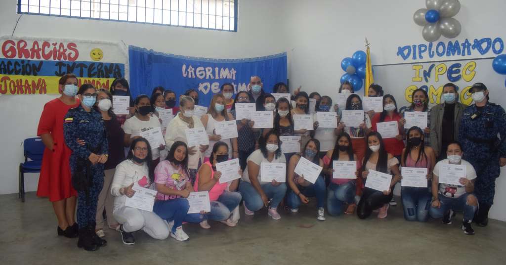 Mujeres de la Cárcel de Pitalito graduándose del diplomado virtual