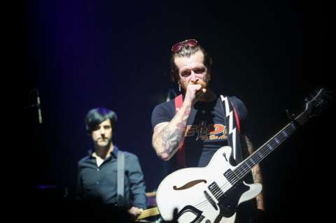 Las imágenes del retorno de Eagles of Death Metal a París tras los atentados