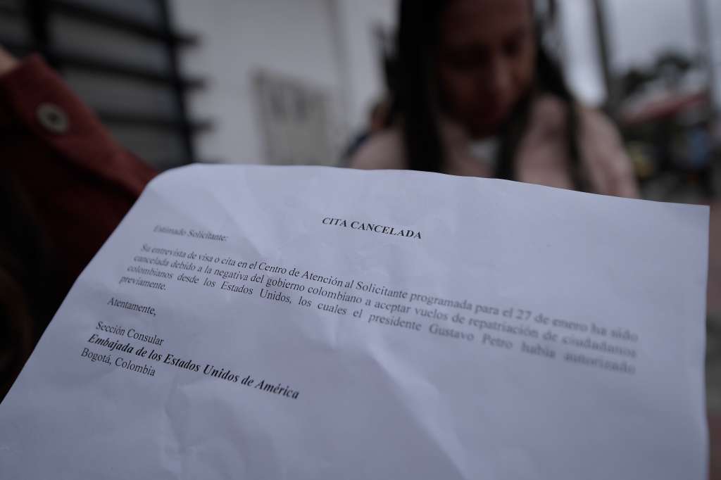 Ciudadanos colombianos, solicitantes del visado norteamericano se acercaron a la embajada para aclarar sus dudas respecto al proceso migratorio. Muchos de ellos, con la cita de visa cancelada, están a la expectativa de lo que ocurra en las próximas horas.