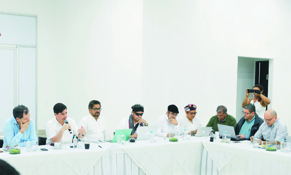 En la foto: Sergio Jaramillo, Juan Fernando Cristo, “Iván Márquez”, “Jesús Santrich”, “Timochenko” y “Victoria Sandino”; “Rodrigo Granda”; Pablo Catatumbo y “Carlos Antonio Lozada” . / / Prensa OACP