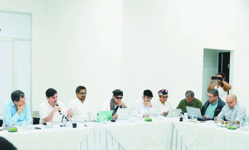 En la foto: Sergio Jaramillo, Juan Fernando Cristo, “Iván Márquez”, “Jesús Santrich”, “Timochenko” y “Victoria Sandino”; “Rodrigo Granda”; Pablo Catatumbo y “Carlos Antonio Lozada” . / / Prensa OACP